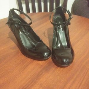 Gianni Bini patent leather heels